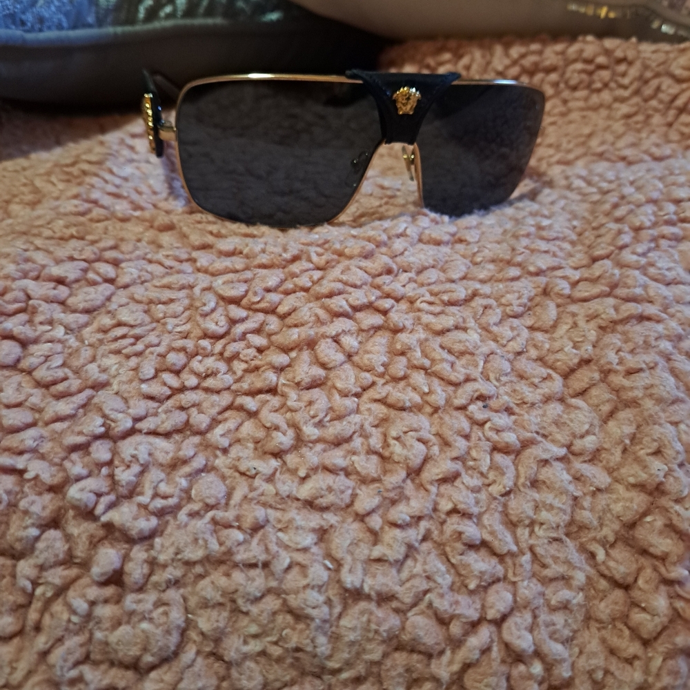 Versace - Picture 2 of 4